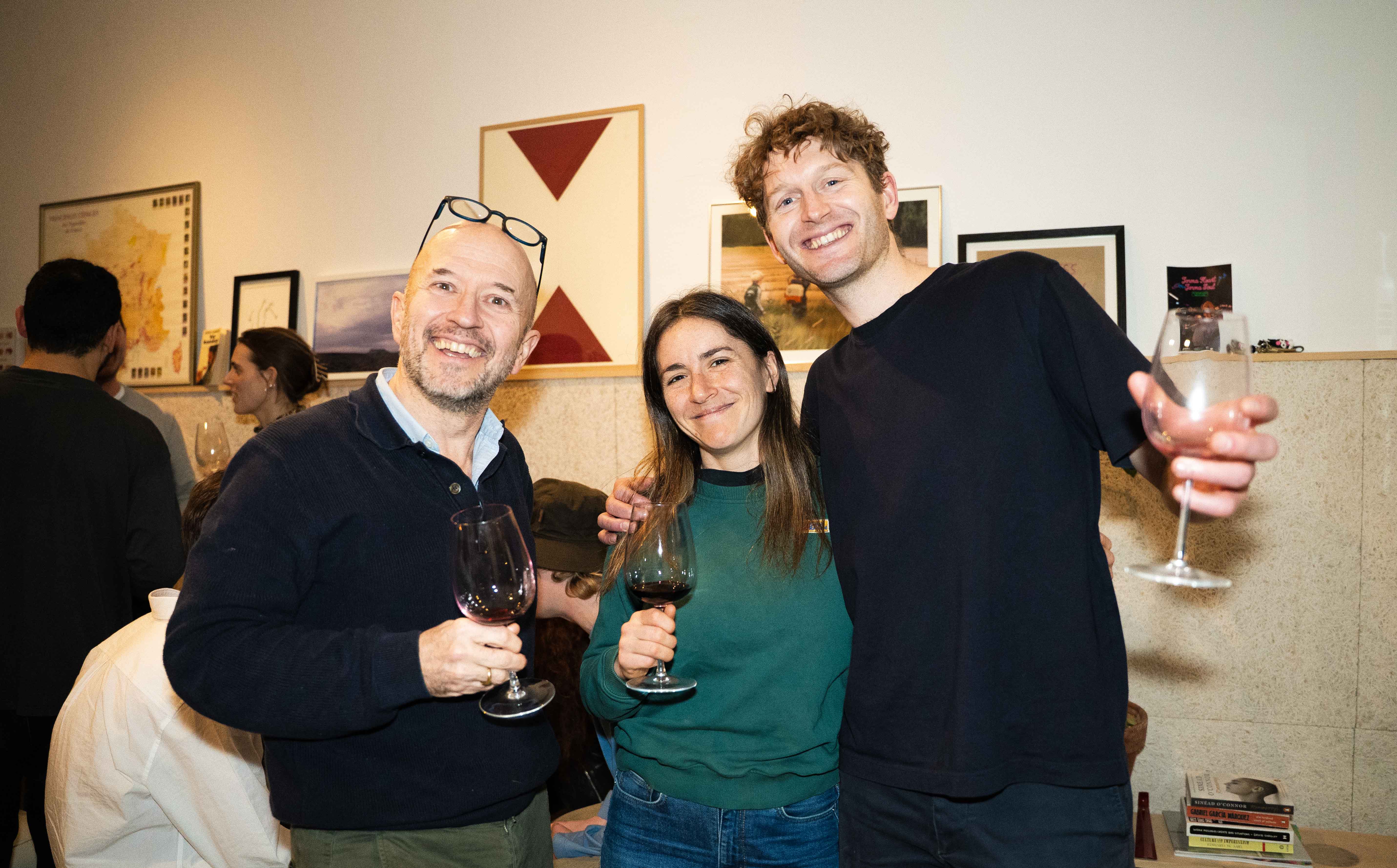 Två personer som provar vin hos Pinvino med Joe Fattorini