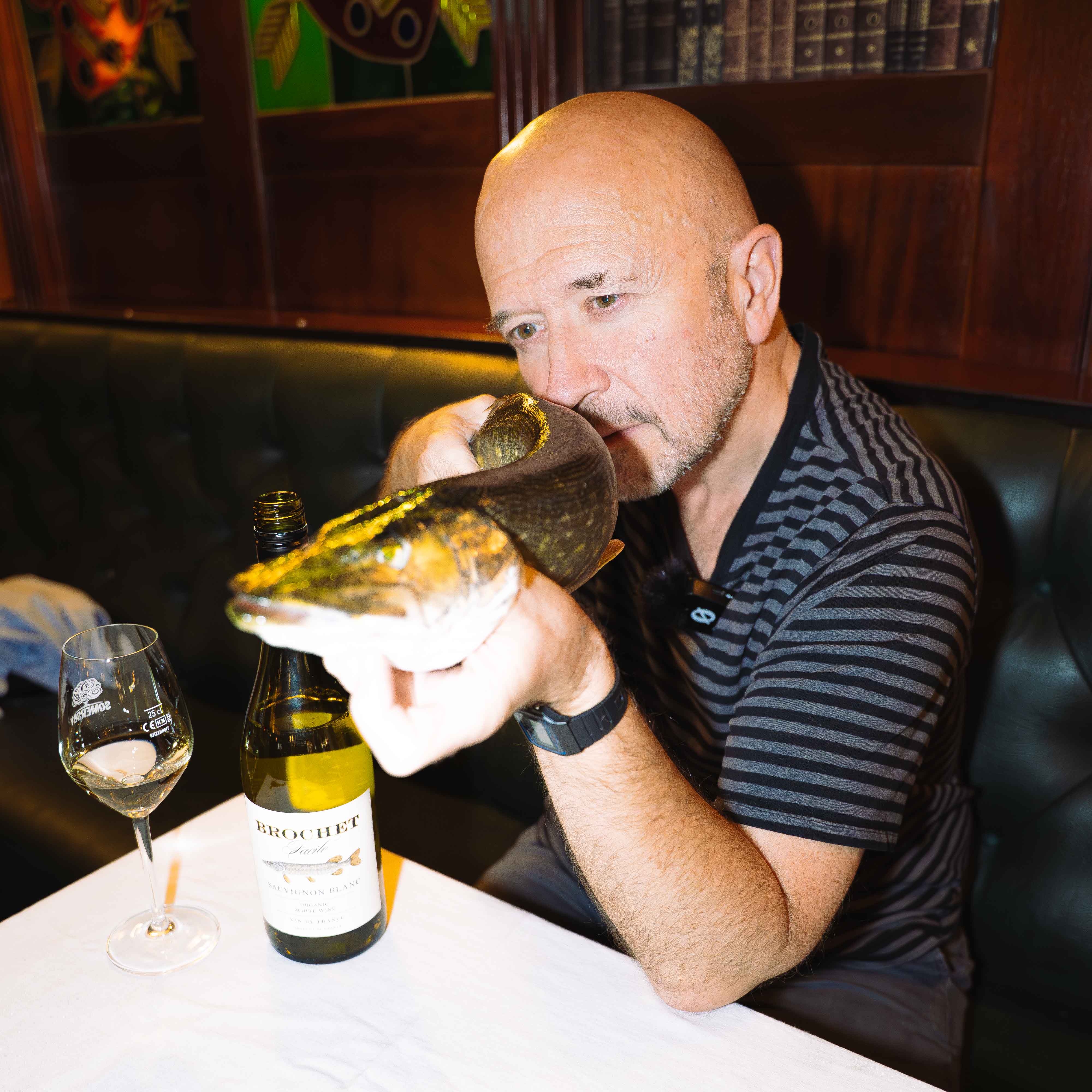 Joe Fattorini håller i en gädda på en vinprovning hos Pinvino