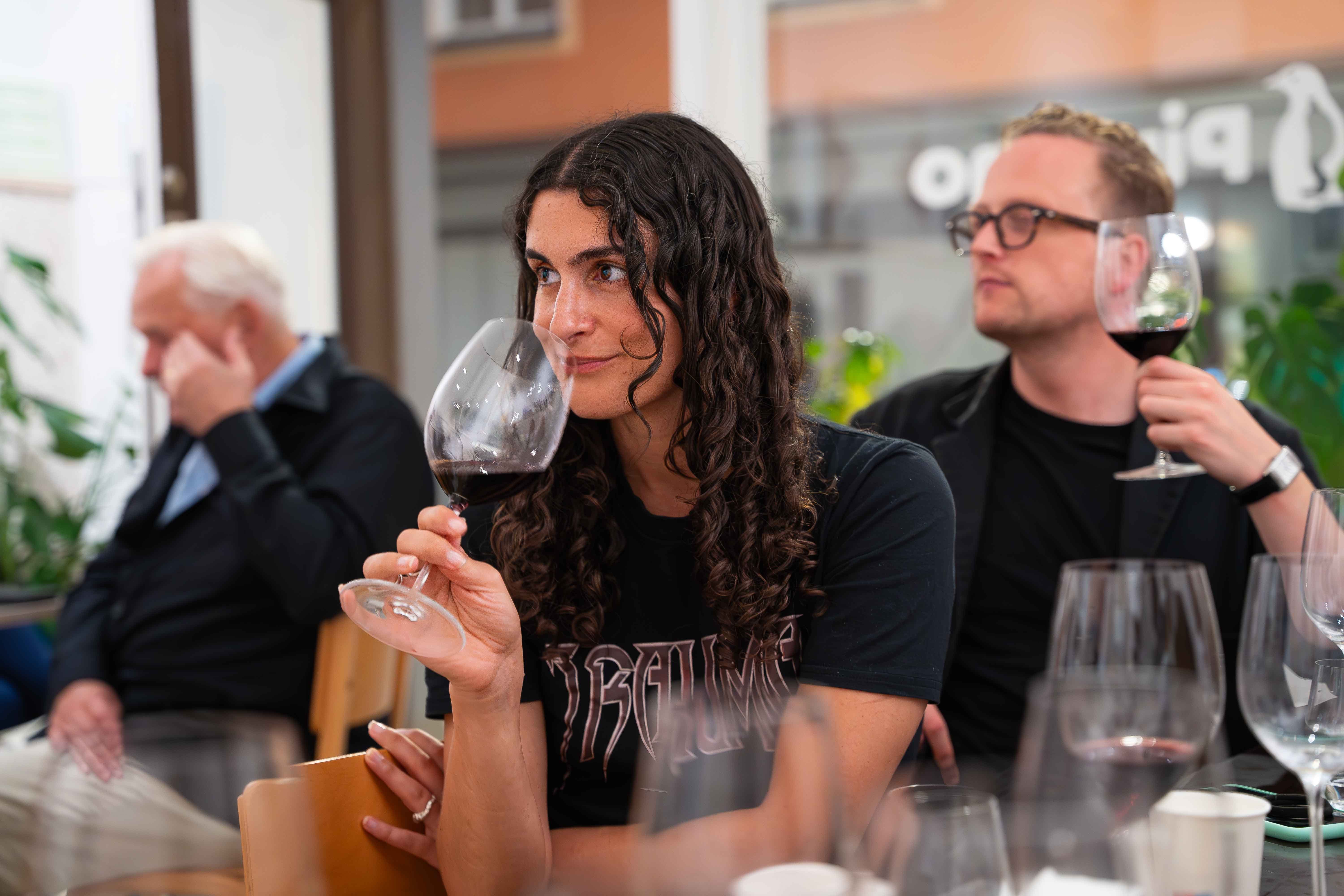 Två personer under vinprovning hos Pinvino med Joe Fattorini