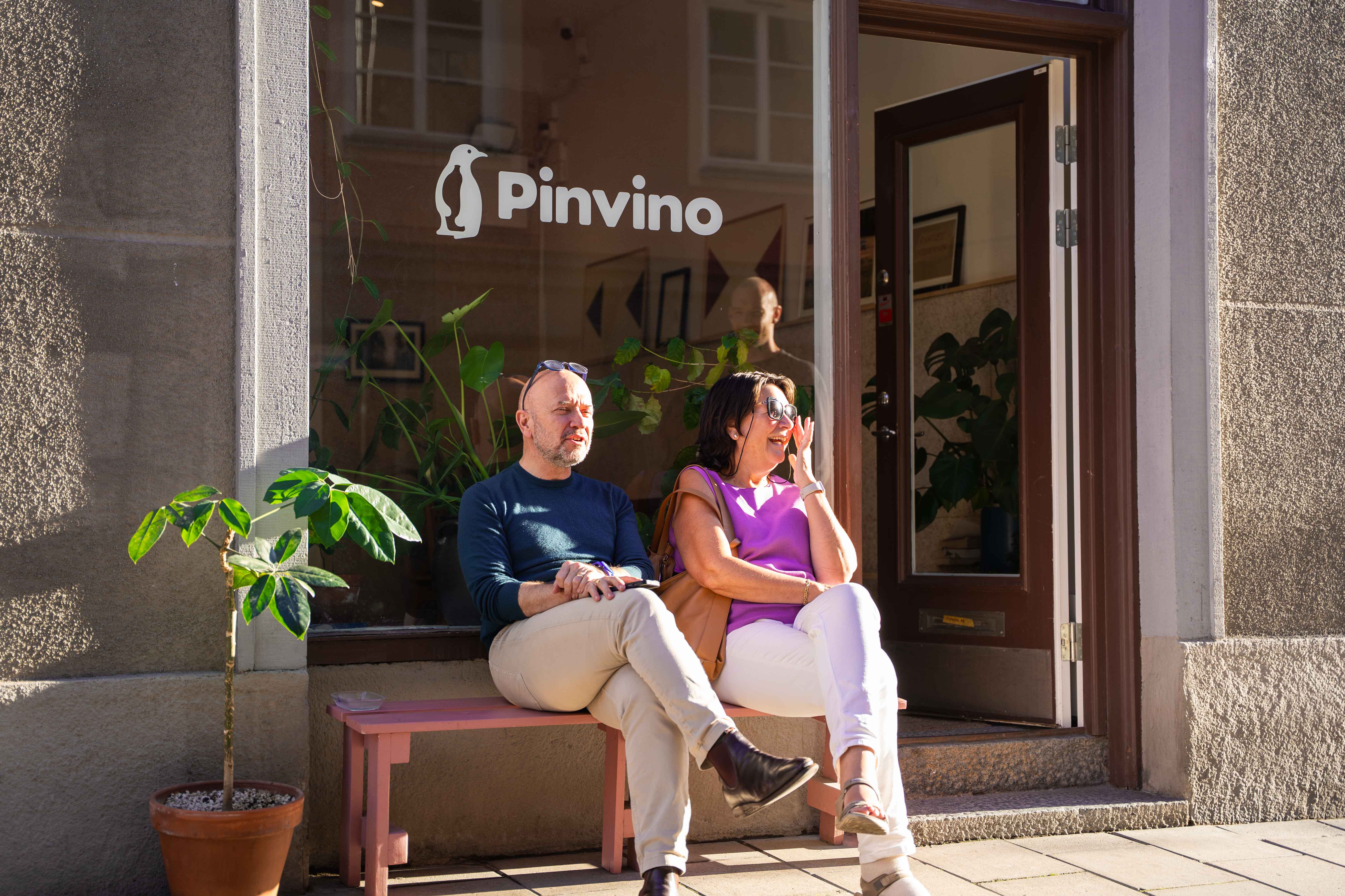 Joe Fattorini och en kvinna solar sig på en vinprovning hos Pinvino